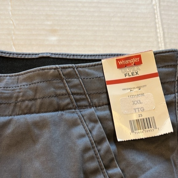 NWT-wrangler-XXL-pewter(gray)-ultra flex, flat front, straight fit shorts - Picture 9 of 15